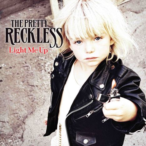„THE PRETTY RECKLESS, Light Me Up“ steht im Bild. Ein Kind trägt eine Lederjacke und hält ein Feuerzeug.
