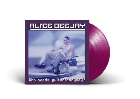 ALICE DEEJAY, Who needs guitars anyway? Ein violetter Schallplattenumschlag mit einer lächelnden Person auf einem Stuhl.