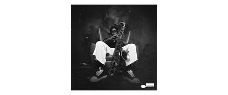 "BLUE NOTE" steht auf einem Logo. Eine Person sitzt lässig mit einem Saxophon, trägt weiße Hosen und große Schuhe.