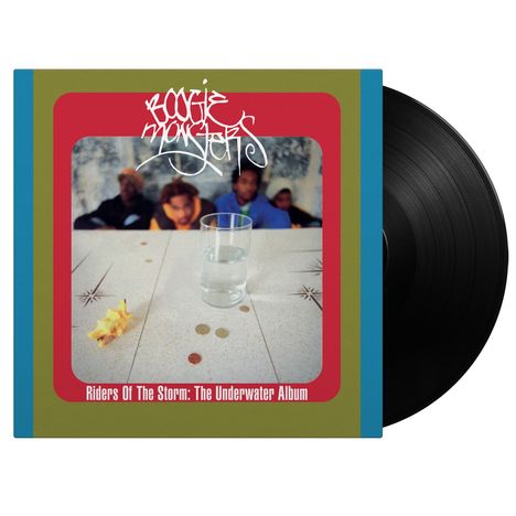 "Riders Of The Storm: The Underwater Album" steht unten. Oben steht „Boogie Monsters“. Ein Glas Wasser steht auf einem Tisch.