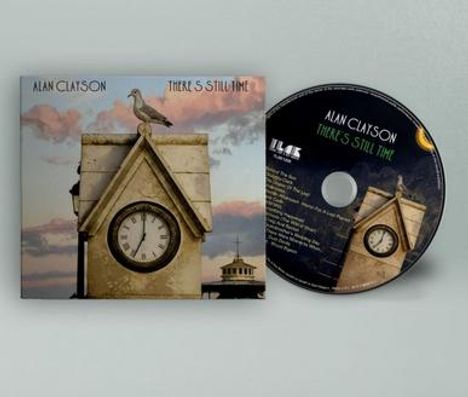 "Alan Clatson: There's Still Time" steht auf einem CD-Cover mit Uhrturm und Möwe. Die CD zeigt dasselbe Motiv.