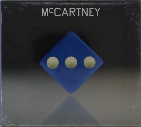 "MCCARTNEY" steht oben auf schwarzem Hintergrund. Darunter ein blaues Quadrat mit drei hellen Punkten in einer Reihe.
