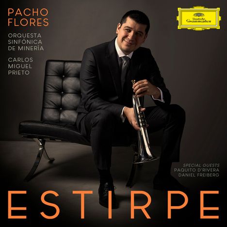 „Pacho Flores“, „Orquesta Sinfónica de Minería“, „Estirpe“. Eine Person sitzt mit einer Trompete auf einem Ledersessel.