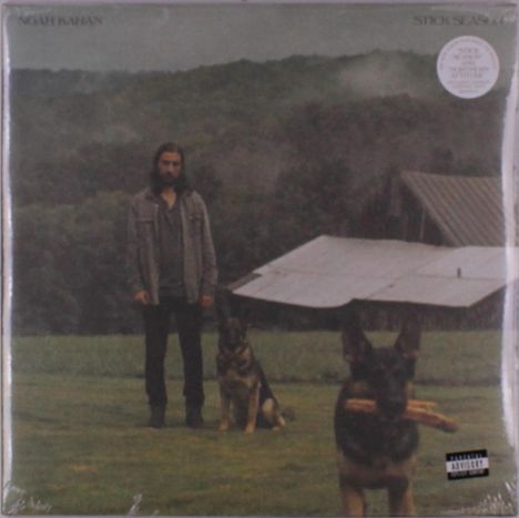 "Noah Kahan", "Stick Season". Ein Mann steht auf einer Wiese, begleitet von zwei Hunden, im Hintergrund eine bewaldete Landschaft.