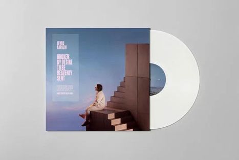 Text: "Broken By Desire To Be Heavenly Sent" von Lewis Capaldi. Weißes Vinyl mit Cover von einer Person auf einer Treppe sitzend.