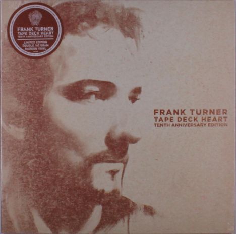 "FRANK TURNER TAPE DECK HEART TENTH ANNIVERSARY EDITION". Ein skizziertes Porträt eines Mannes seitlich im Profil.