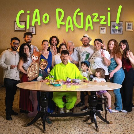 Oben steht in großer, grüner Schrift "CIAO RAGAZZI!". Eine Gruppe von Menschen lächelt um einen Tisch.