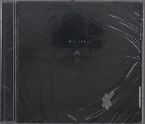 "NF HOPE" in weißem Text auf schwarzem Hintergrund, ein Mann erscheint klein in der Mitte, transparent verpackt.
