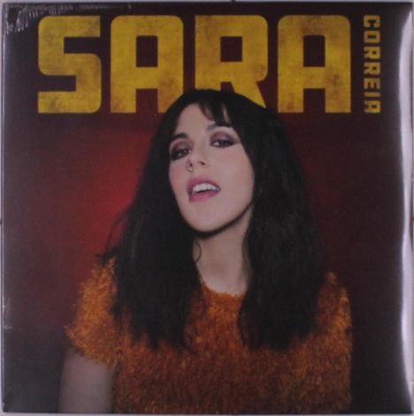 Text "SARA CORREIA" in Gelb oben. Frau mit dunklem Haar und orangenem Kleid vor rotem Hintergrund.
