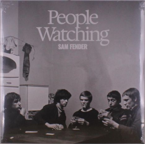Text: "People Watching", "Sam Fender". Fünf Personen sitzen an einem Tisch und spielen Karten in einem schwarz-weißen Foto.