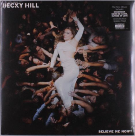 „BECKY HILL“ und „BELIEVE ME NOW“. Eine Frau in einem weißen Kleid wird von zahlreichen Händen in die Luft gehoben.