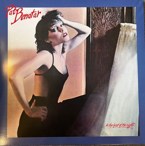 "Pat Benatar" oben links, "In the heat of the night" unten rechts. Frau in schwarzem Kleid posiert sinnlich.