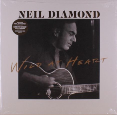 Text: "NEIL DIAMOND" oben, "WILD AT HEART" in Handschrift. Schwarz-Weiß-Foto eines Mannes mit Gitarre. Albumcover.