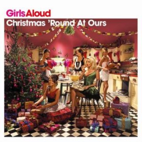 "Girls Aloud - Christmas 'Round At Ours". Fünf Frauen in festlich geschmückter Küche mit Weihnachtsbaum und Geschenken.