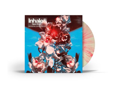 „Inhale® Open Wide“ steht im Vordergrund. Bunte Blüten vor blauem Hintergrund, daneben Vinyl mit roten Spritzern.