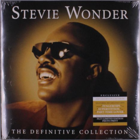 "Stevie Wonder: The Definitive Collection". Schwarzes Cover, Stevie trägt eine Brille, lächelt und schaut nach oben.