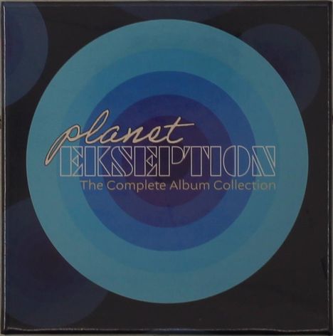 "planet EKSEPTION The Complete Album Collection" steht in der Mitte vor konzentrischen blauen Kreisen.