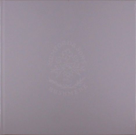 Die Wörter "Mumford & Sons" und "Rushmere" erscheinen schwach auf einem einfarbigen Hintergrund.