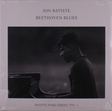 "Jon Batiste Beethoven Blues. Batiste Piano Series, Vol. 1." Schwarz-weiß Foto eines Mannes am Klavier in einem stilvollen Cover.