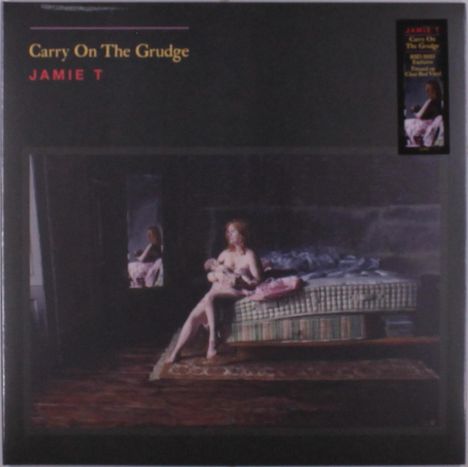 "Carry On The Grudge" und "Jamie T" in klarer Schrift. Illustration: Eine Person sitzt auf einem Bett in einem dunklen Raum.