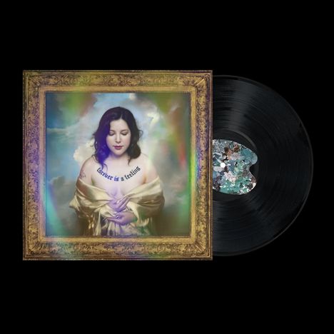 "Forever is a feeling" steht auf dem Tattoo einer Frau in einem gemäldeartigen Bild, daneben eine Schallplatte.