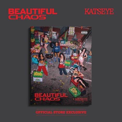 "BEAUTIFUL CHAOS", "KATSEYE", "OFFICIAL STORE EXCLUSIVE"; mehrere Personen in marktszenerie mit Obstständen.