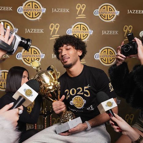 „2025 Plazas Championship“, „JAZEEK“, „MVP“. Eine Person hält einen goldenen Pokal und wird von Kameras und Mikrofonen umgeben.