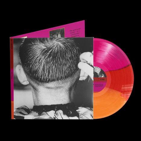"A-Side", "Kae Tempest", "Soft Lad". Foto: Nahaufnahme eines Haarschnitts, daneben pink-orangefarbene Vinyl-Schallplatte.