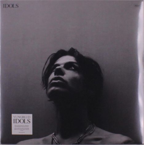 "YUNGBLUD IDOLS" in einem schwarzen Kasten. Schwarz-weißes Bild einer Person, die nach oben schaut.