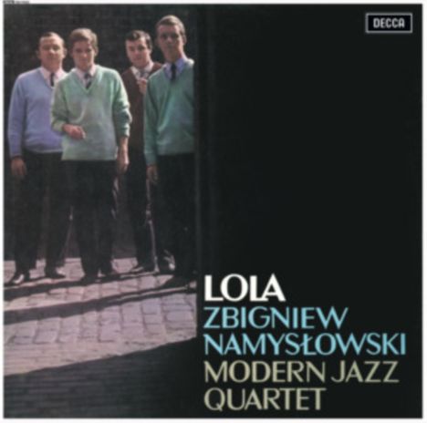 Text: "LOLA ZBIGNIEW NAMYSŁOWSKI MODERN JAZZ QUARTET". Vier Männer stehen auf einem gepflasterten Weg.