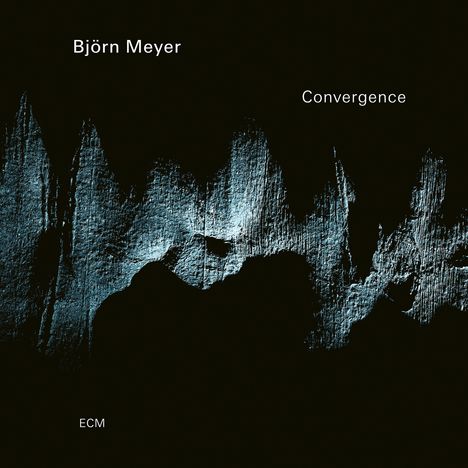 Text: "Björn Meyer" und "Convergence". Dunkles, abstraktes Kunstwerk mit zerklüfteten, leuchtenden Strukturen.