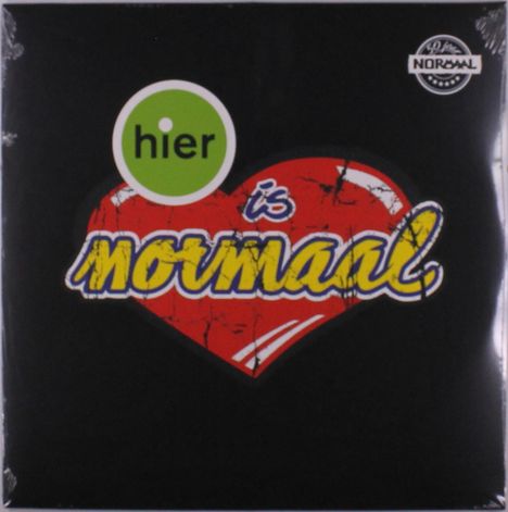 Text: „hier is normaal“. Ein rotes Herz mit gelbem Schriftzug auf schwarzem Hintergrund, oberes Logo mit Kreis.
