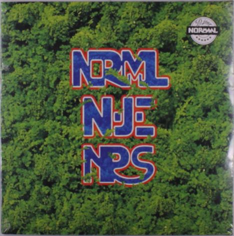 Der Text "NORML NIE NRS" ist in blauen Buchstaben mit rotem Rand gestaltet, vor einem Hintergrund aus dichtem grünen Laub.