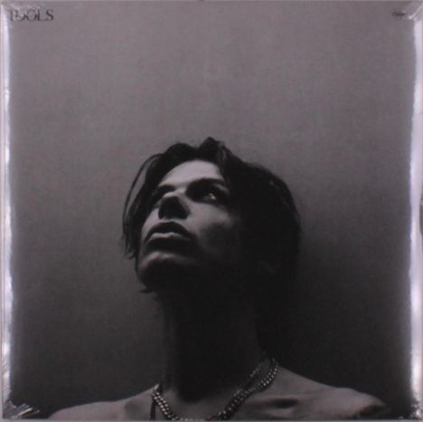 Oben links steht "FOØLS". Ein Schwarz-Weiß-Foto zeigt eine Person, die nach oben schaut, mit dunklem, nassem Haar.