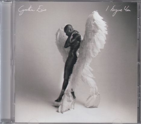 „Cynthia Erivo“ und „I Forgive You“. Eine Person mit Engelsflügeln, nackt und in Stiefeln, steht nachdenklich.