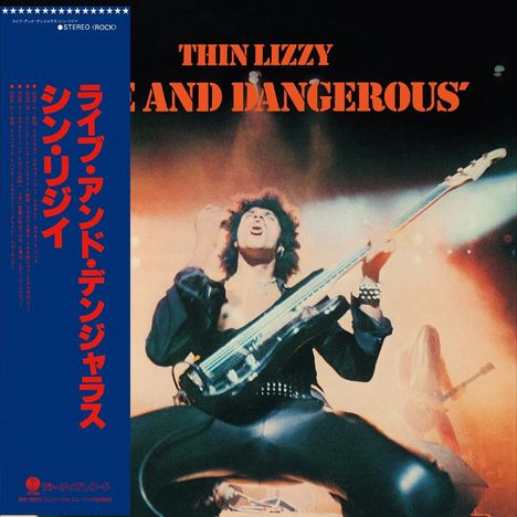 "Thin Lizzy Live and Dangerous". Ein Musiker in energiegeladener Pose mit E-Gitarre vor lebendigem Hintergrund.