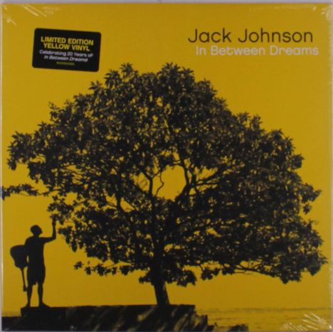 Text: "Jack Johnson - In Between Dreams." Schwarzer Baumschatten und eine Silhouette mit Gitarre auf gelbem Hintergrund.