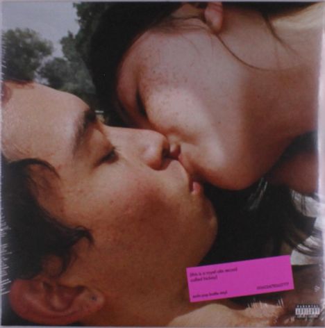 Zwei Personen küssen sich. Text auf pinkem Hintergrund: "this is a very safe record ahead bickley".