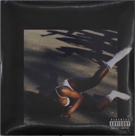 "Parental Advisory, Explicit Content." Eine Person in Sportbekleidung auf einem dunklen Boden, in dynamischer Pose.