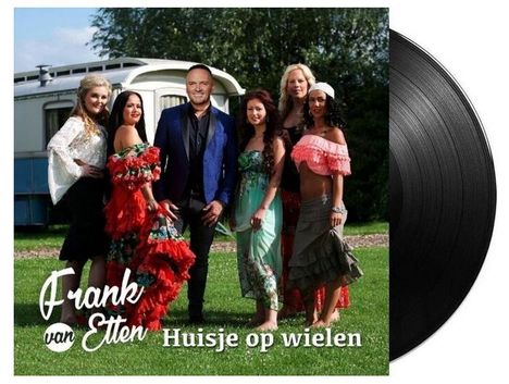 "Frank van Etten Huisje op wielen" steht über einem Foto. Eine Gruppe von sechs Menschen lächelt, im Hintergrund ist ein Wohnwagen.