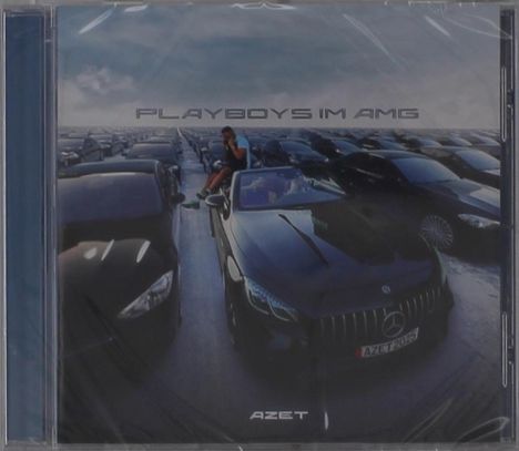 Text: "PLAYBOYS IM AMG" oben und "AZET" unten. Auto in einer Reihe, Mann sitzt auf einem Mercedes-AMG, viele Autos im Hintergrund.