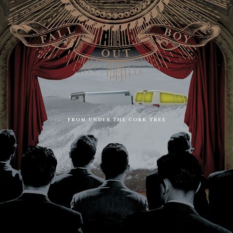 „From Under the Cork Tree“: Personen in Anzügen sehen auf eine Bühne mit rotem Vorhang und verschneiter Landschaft.