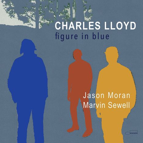 CHARLES LLOYD, figure in blue, Jason Moran, Marvin Sewell. Drei Silhouetten in Blau, Rot und Gelb vor abstrakten Bäumen.