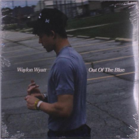 Texte: "Waylon Wyatt" und "Out Of The Blue". Ein Mann im T-Shirt und Mütze geht eine leere Straße entlang.