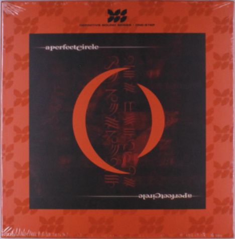 Text: „a perfect circle“. Ein stilisiertes, rotes Halbmond-Design auf schwarzem Hintergrund, umgeben von roten Mustern.