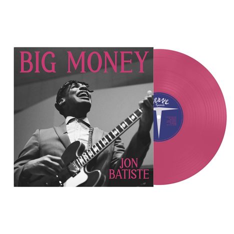 "BIG MONEY", "JON BATISTE". Schwarz-weiße Aufnahme eines Mannes in Anzug mit Gitarre, daneben pinke Vinyl-Schallplatte.