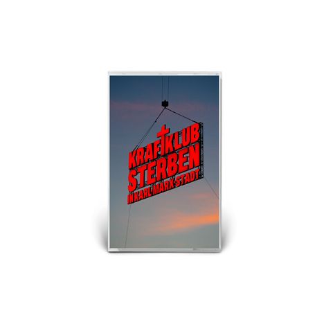 "Kraftklub Sterben in Karl-Marx-Stadt" in Rot vor einem Abendhimmel, aufgehängtes Schild.