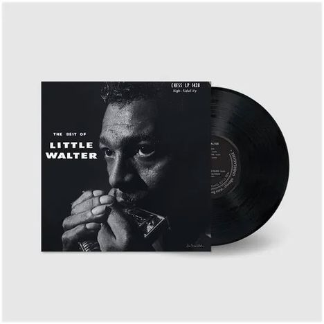 "THE BEST OF LITTLE WALTER" auf dem Cover. Schwarz-weißes Foto eines Mannes mit einer Mundharmonika. Schallplatte sichtbar.