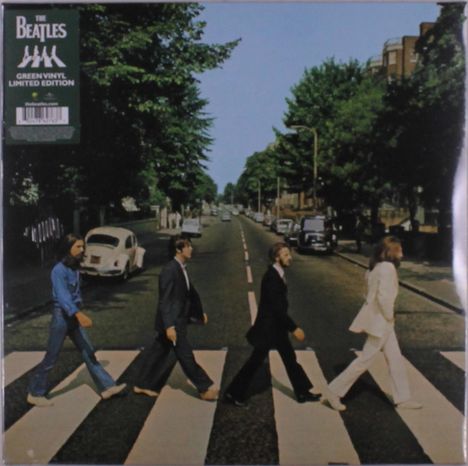 "The Beatles", "GREEN VINYL LIMITED EDITION" auf einer Straße mit Zebrastreifen und vier Personen, die überqueren.