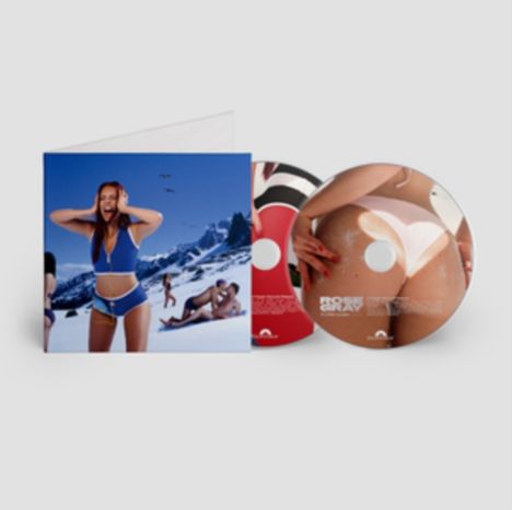 Zwei CDs und ein Cover. Eine Frau in einem blauen Outfit im Schnee. Weitere Menschen im Hintergrund bei Bergen.